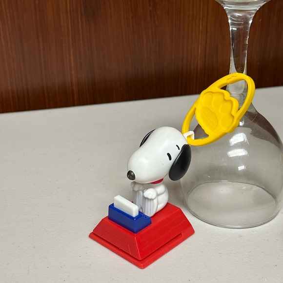 Mc Donald’s 2018 Peanuts Worldwide Snoopy Toy figure - Picture 6 of 9
